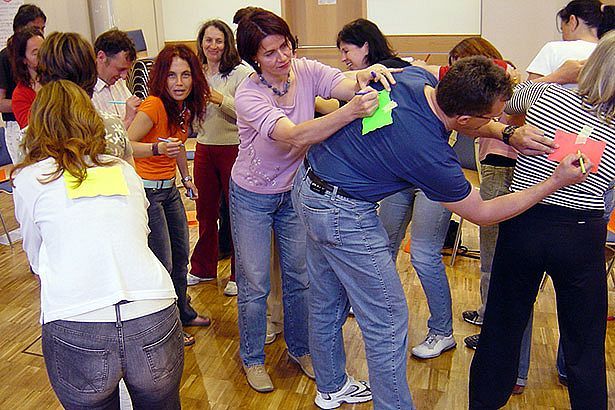 90 Mitarbeiter eines Sozialdienstes lernen positiv und lösungsorientiert miteinander umzugehen.