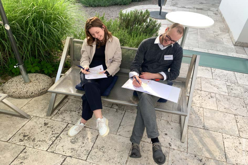 Blitztraining-Rhetorik-Gruppenarbeit-Garten-Teilnehmer-lachen-Xb5964bb