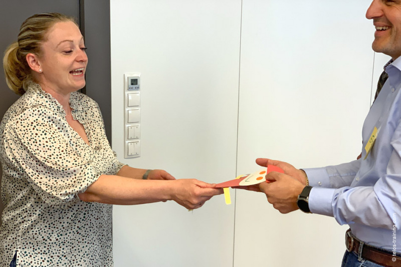 Fuehrungspsychologie-Mitarbeiter-motivieren-Altkanzlerin-Merkel-Geschenk-Xb6025nb