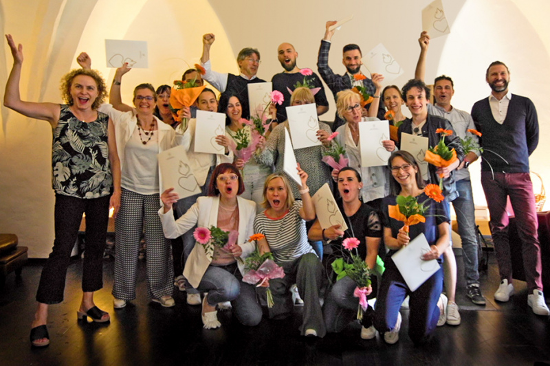 Abschluss-NLP-Lehrgang-Gruppe-Diplome-Xa9210b