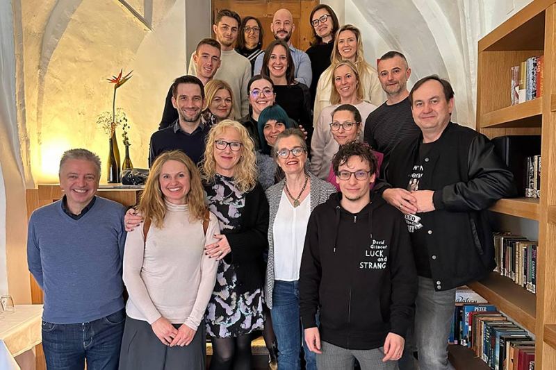 NLP-Practitioner-Alumnitreffen-Gruppe-Referent-Alexander-Almstaetter-Institutsleiterin-Mag.-Magdalena-Gasser-ECXb4750b