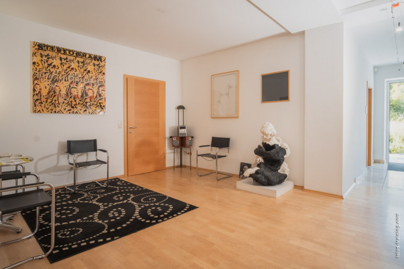 Lounge Bereich mit Kunst und Klang