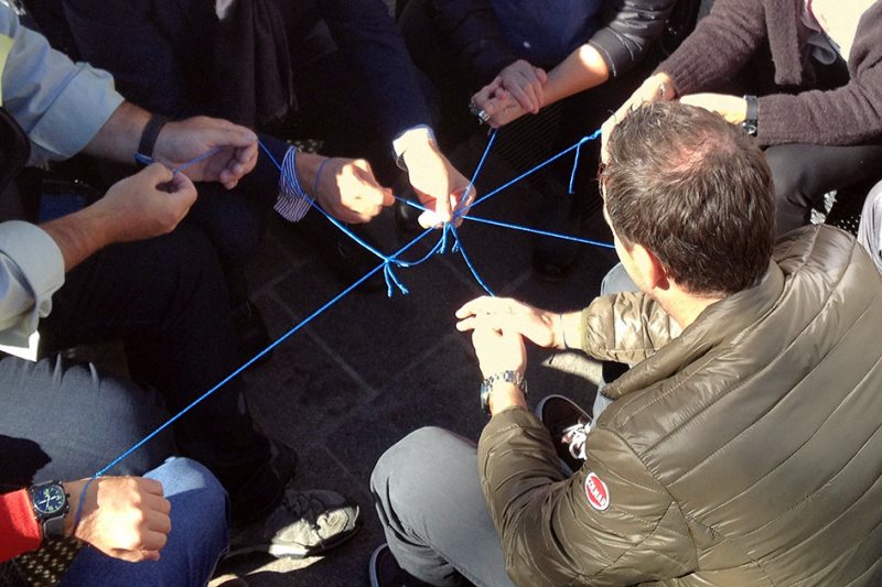 Konflikttraining Team Handfessel Gruppe sitzen / Foto: TELOS - iPa6978cnn