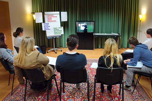 Rhetoriktraining Gruppe Videofeedback D06973bnn.jpg