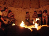 Veränderungsfest im Tipi-Zelt: wir lassen das Seminar in entspannter Atmosphäre am Lagerfeuer ausklingen.