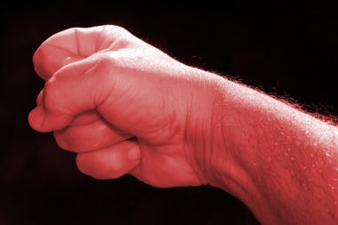 Körpersprache Gesten Hand Faust Gewalt Aggression Mann / Foto: TELOS - D2750br