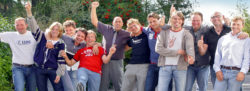 Die Macht der Gruppe Männer fröhlich lachen