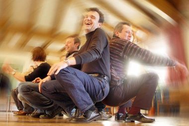 Rücken aufstehen lachen / Foto: TELOS - 01187nG