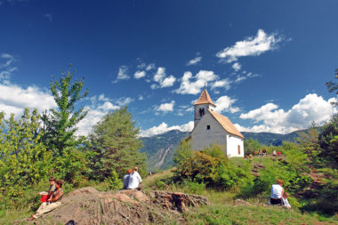 Outdoor Sommer Paargespräch Kapelle St. Christoph Tisens / Foto: TELOS - B3211bG