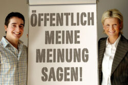 Mann und Frau stehen am Flipchart 