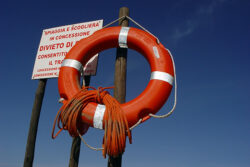 Rettungsring Hilfe Schild / Foto: TELOS - 12649b