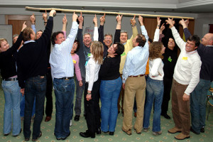 Seminarübung Stock senken Gruppe lachen B0799b