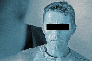 Gespräch Mann ernst Augen mit Balken abgedeckt / Foto: TELOS - B5327bbbr