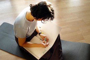 Schreiben Frau Boden Matte sitzen nachdenklich 06217b
