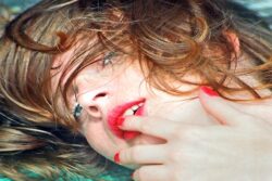 Sexualität Frau sexy liegen Blick Lippen Finger Blick / Foto: TELOS - 40120015d