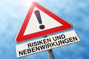 Verkehrschild Gefahr Risiken und Nebenwirkungen 13335s