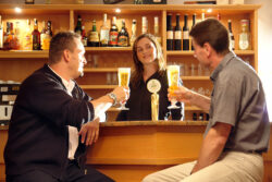 Kundenkommunikation Hotel Bar Kellnerin Gäste Flirt