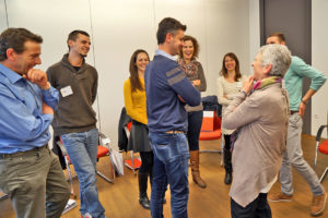 Seminargeschehen Übung Verkaufspsychologie Teilgruppe lachen / Foto: TELOS - E4100