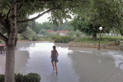 Das perfekte Urlaubswetter Regen Mädchen laufen