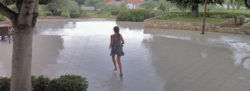 Das perfekte Urlaubswetter Regen Mädchen laufen