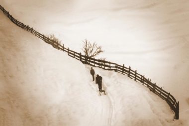 Winter Schnee Rodel Mann alt Vater Kindheit Junge / Foto: TELOS - 07458