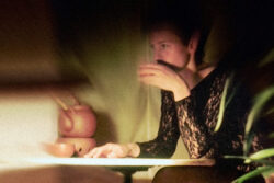 Frau nachdenklich Abendtee Tisch Spitzenbody sexy / Foto: TELOS - dia0472qer