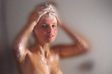 Frau jung Dusche Shampoo Haar waschen Schaum Dampf 3320vnnr