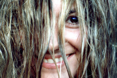 Frau lachen Haare nass Blick / Foto: TELOS - 06915b