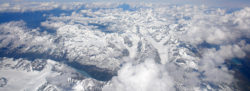 Licht für den Alltag: Himmel Wolken Berge Gletscher Flugaufnahme