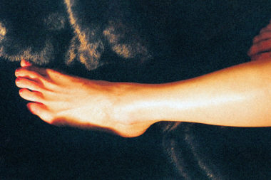 Frau sexy Fuß barfuß Pelz Zehen Nagellack rot / Foto: TELOS - C9760hbr