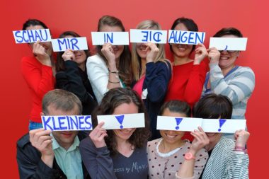 Job Büro Aktenschränke rot Gruppenfoto schau mir in die Augen Kleines