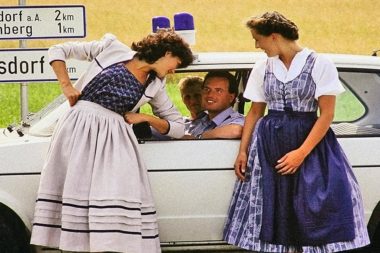 Polizei Frauen lachen Auto Straßenschilder Kornfeld Sommer dia966b.jpg