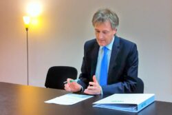 Körperhaltung Gestik Mann Anzug Krawatte Stift Hände Tisch TELOS Mappe IMG_1305b