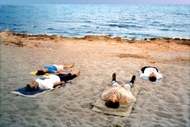 Meditation Strand Meer Gruppe liegen Augen zu Meditauchen Outdoor Mallorca Canyamel / Foto: TELOS - 06481c