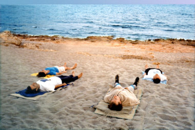 Meditation Strand Meer Gruppe liegen Augen zu Meditauchen Outdoor Mallorca Canyamel / Lichtmeditation