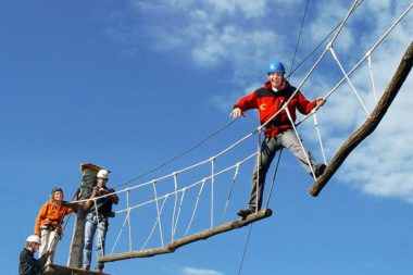 Outdoor Hochseilgarten Hängebrücke Baumstämme / Foto: TELOS - 09820c