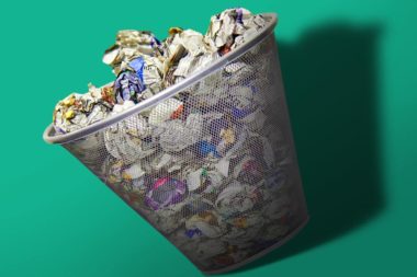 Papierkorb voll Müll Unterlagen Dokumente wegwerfen 2409.jpg