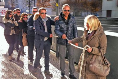 Blind Snake Out Stadt Bozen Theaterplatz Führungspsychologie / Foto: TELOS - IMG_9774b