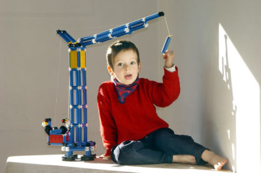 Kind Junge Kran bauen spielen / Foto: TELOS - 11113G