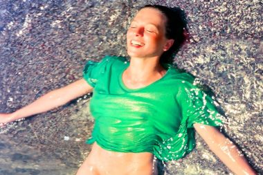 Meer Strand Wasser Frau lachen sexy nackt T-Shirt nass / Foto: TELOS - 36520005cne