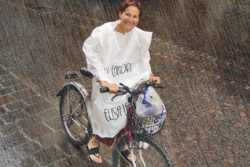 Glück ist erlernbar Lachen im Regen