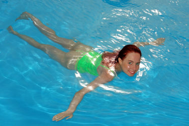 Schwimmbad Frau sexy Tanga schwimmen Blick lächeln / Foto: TELOS - B2733dnnf