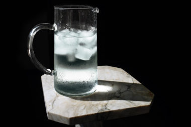 Sommer Hitze Wasserkrug Eis trinken / Foto: TELOS - C08193