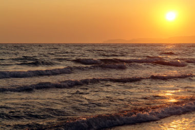 Ein romantischer Sonnenuntergang am Meer kündigt von Abschide und Neubeginn/ Foto: TELOS - C3007b