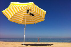 Sonnenschirm Tanga Stoeckelschuhe Strand Meer Mittagshitze Frau nackt Boot / Foto: TELOS - IMG_6123dfn