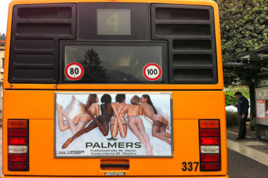 Konkurrenz international Werbung Palmers Strümpfe von hinten Bus