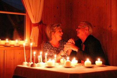 Abendessen Paar Kerzen Wein Glaser romantisch Liebe Alter / Foto: TELOS - B2554b