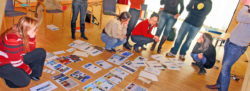 Wie Werbung wirkt: Im Werbeseminar besprechen die Teilnehmenden aktuelle Beispiele.