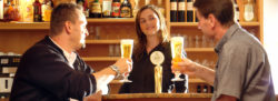Kundenkommunikation Hotel Bar Kellnerin Gäste Flirt