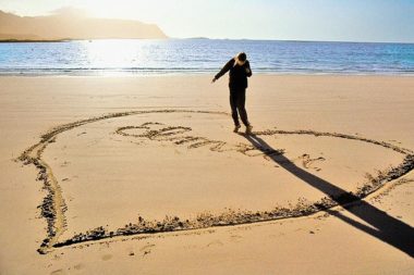 Skandinavien Norwegen Lofoten Strand Sand Abendlicht Herz Schrift ewige Liebe / Foto TELOS - dia1830br